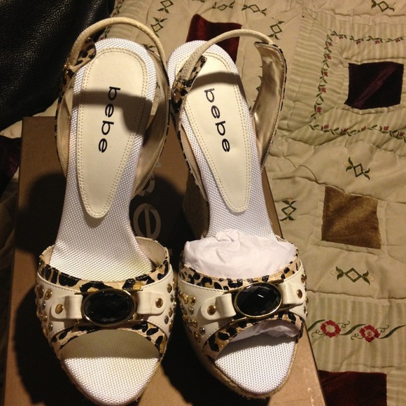 ✨Reduced✨Bebe white/leopard studs wedges.