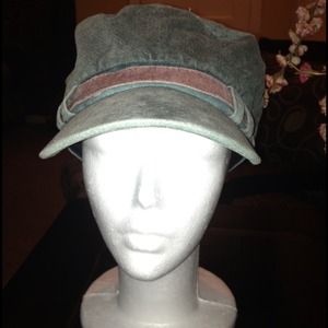 ⚠BUNDLE⚠🆕AIPS CAP IN GREEN & PAISLEY JEWELRY BOX