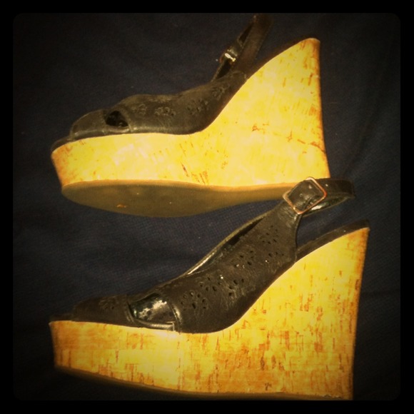 Black flower print strap clogs