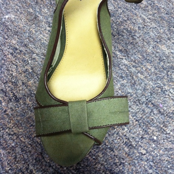 Green and brown wedges