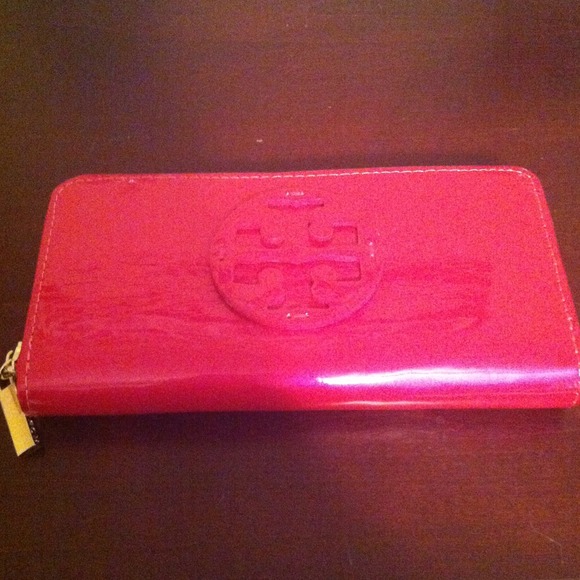 Pink vinyl zippered clutch wallet