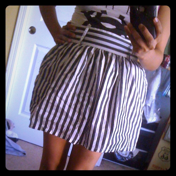 Forever 21 white and black skirt