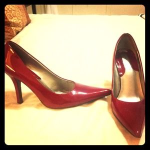 Nine West size 7 patent leather red pumps