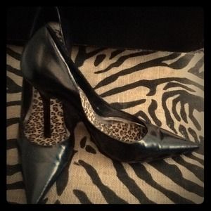 ✨HOLD✨GUESS Black pumps