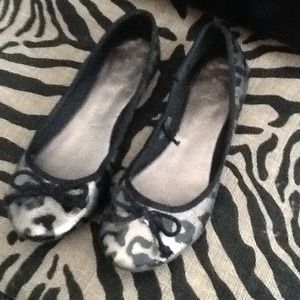 Black and silver leopard flats