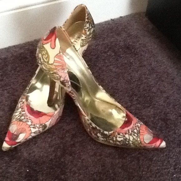 GUESS floral pumps