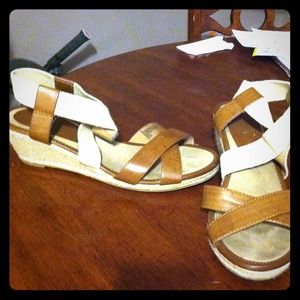 Elastic cross strap wedge