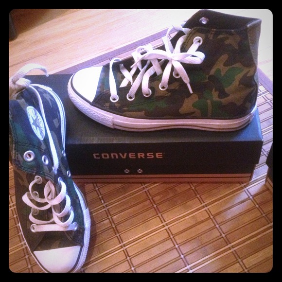 Green army print converse