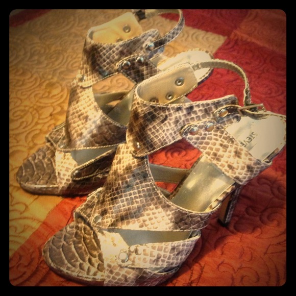 Cute Snake Print Heels!