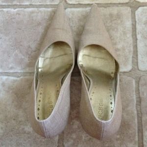 Beige with a touch of gold pumps