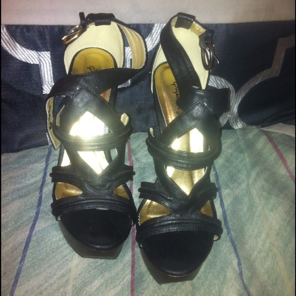 SOLD******Black heels