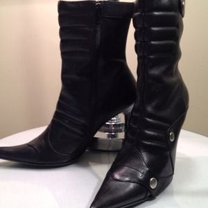 Steve Madden "Bite" black leather boots Size 8 1/2