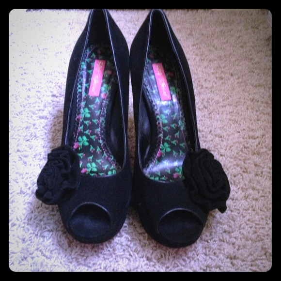 🌟REDUCED🌟Betsey Johnson peep toe