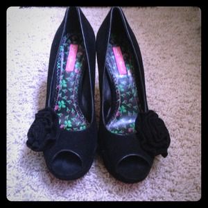 🌟REDUCED🌟Betsey Johnson peep toe