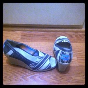 🚫RESERVED!!✋toms wedges!