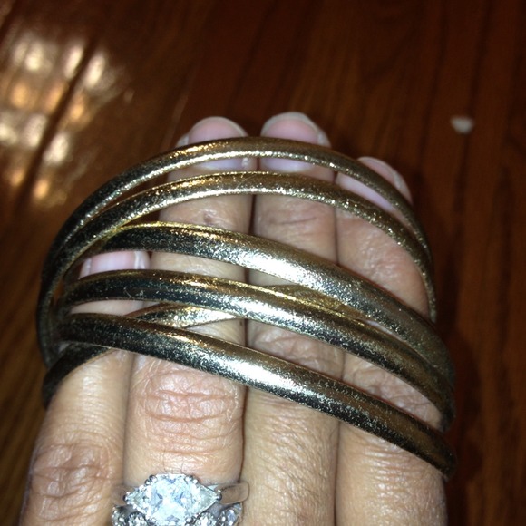 Gold interlocking bangles - Picture 2 of 2