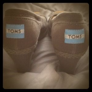 Toms gray wedge 7.5