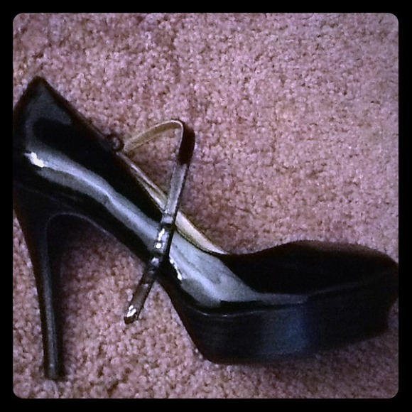 🌷Guess black peep toe Mary Jane pumps🌷