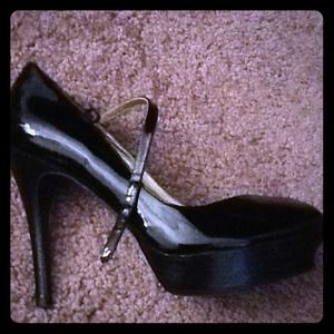 🌷Guess black peep toe Mary Jane pumps🌷