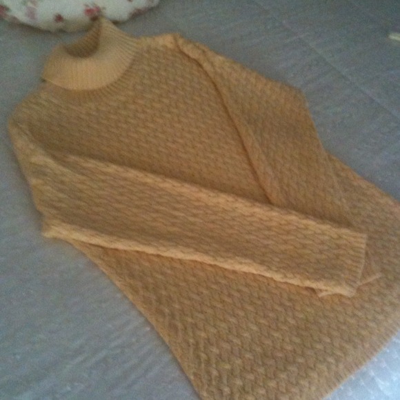 Yellow sweater❤SOLD❤