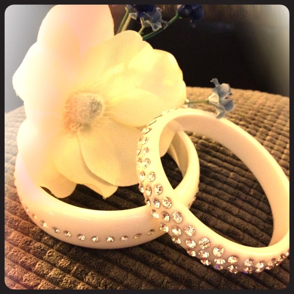 Reserved for @laurabare White bangles/Sk Mon Wal