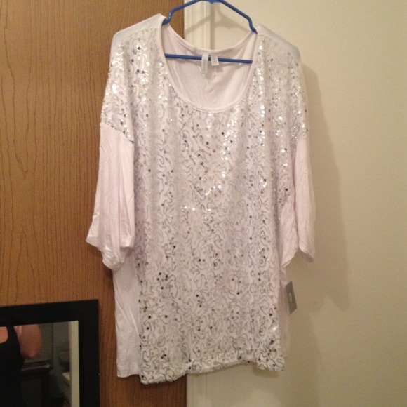 ✋SOLD @hobbswife NWT White Sequence Top