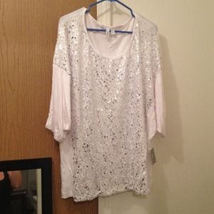 ✋SOLD @hobbswife NWT White Sequence Top