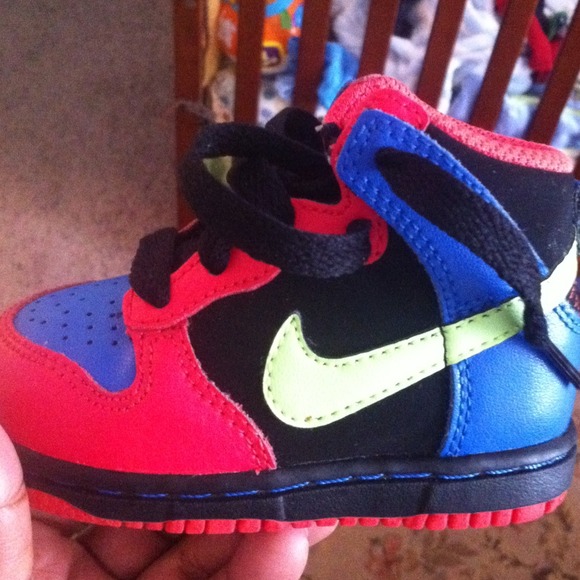 Brand new. Boys Nike Dunks!!