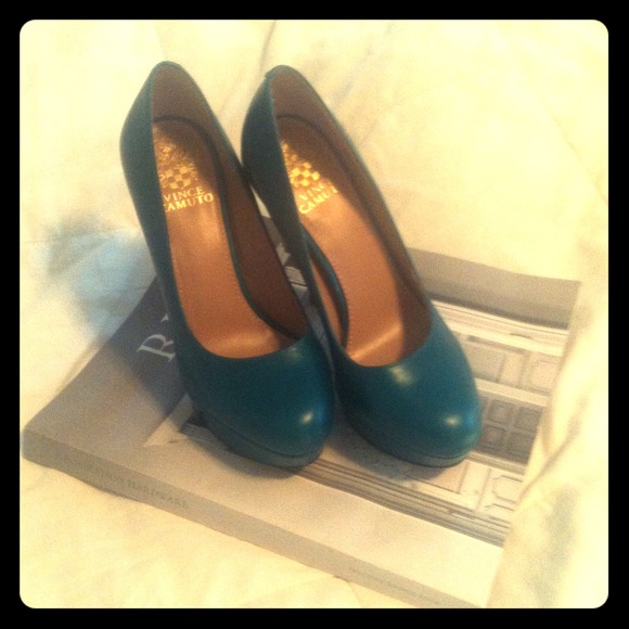 Vince Camuto Teal stilettos!