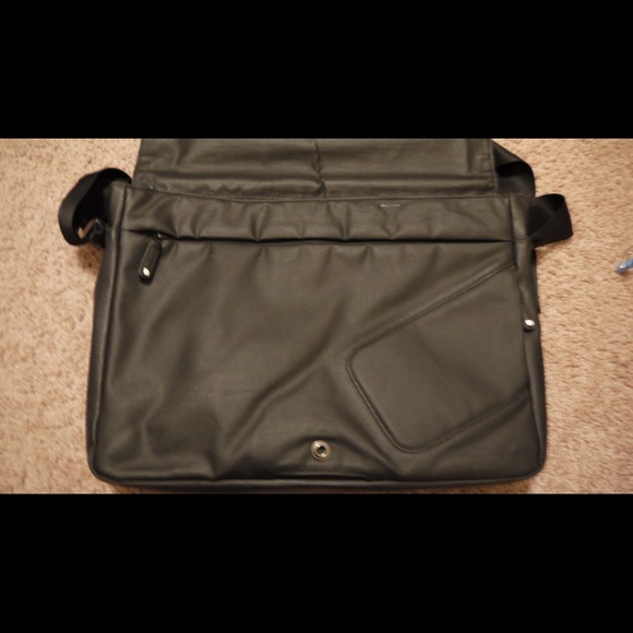 Men' 👨Incase shoulder/messenger/ computer bag💼 - Picture 3 of 4