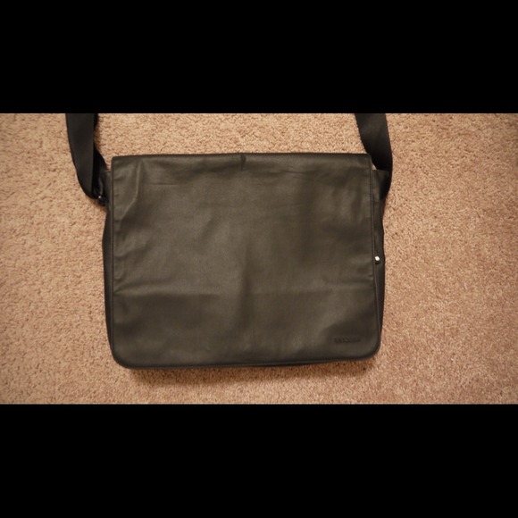 Men' 👨Incase shoulder/messenger/ computer bag💼 - Picture 4 of 4
