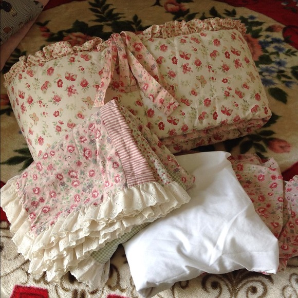 Crib set for girl