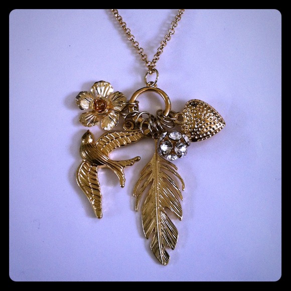 ✴SOLD✴Gold tone charm necklace