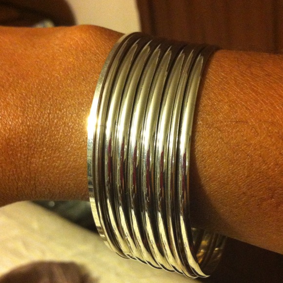 **********SOLD*********Sliver tone bangles