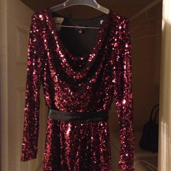 Red "sequence" dress - Picture 1 of 4