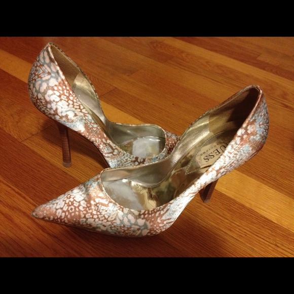 GUESS pumps