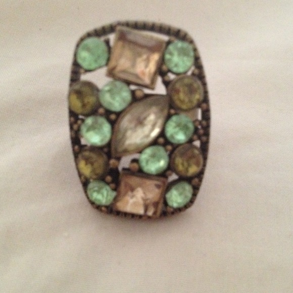 🎀SOLD🎀Green Rhinestone ring - Picture 2 of 2