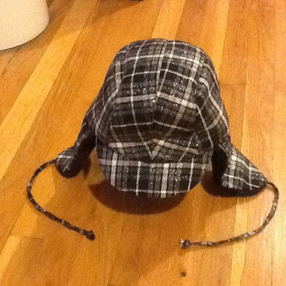 Cute never worn winter hat.