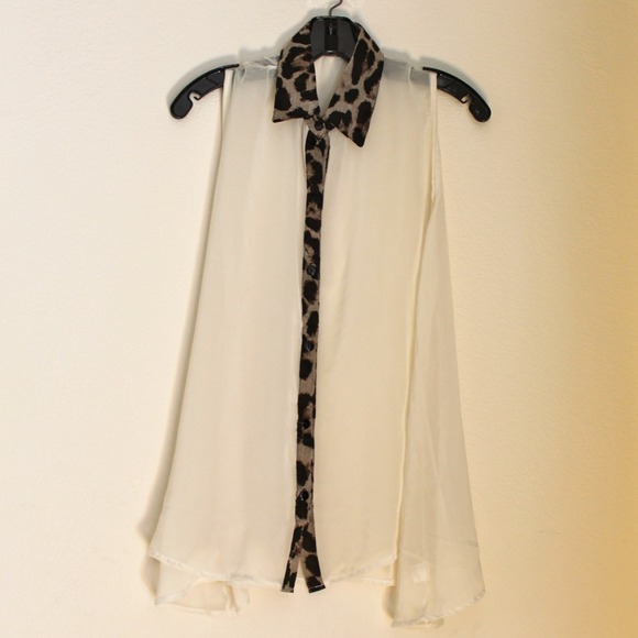 Animal print collared sleeveless blouse