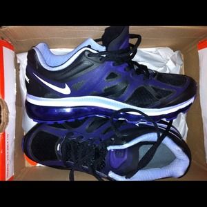 Tennis shoes Nike air max 2012