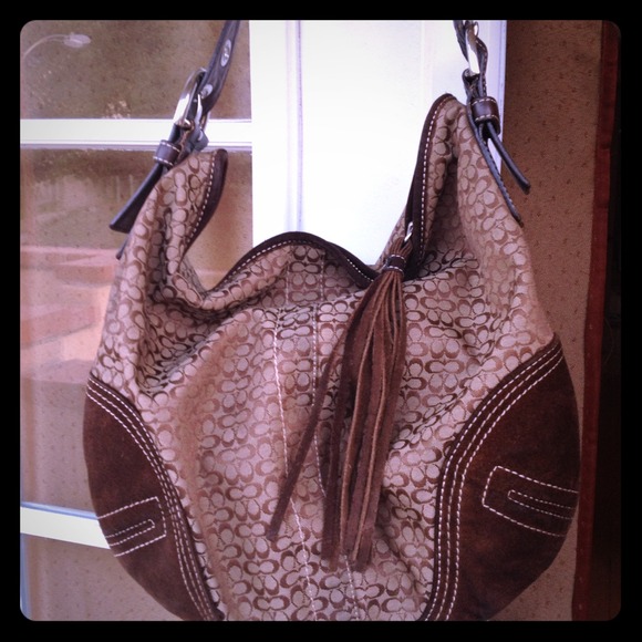 Im selling my coach handbag.