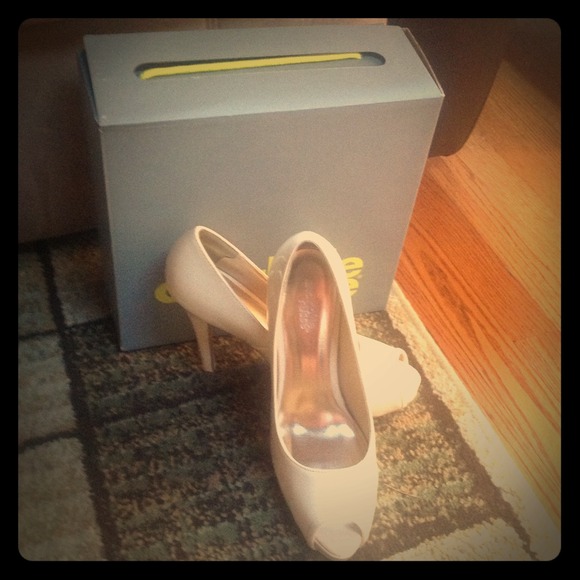 BNIB-Nude Charlotte Russe Peep Toe Pumps Size 6