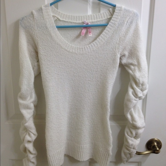 🚫SOLD🚫Soft off white sweater
