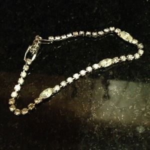 💥Free Gift w/Purchase💥 NWOT Rhinestone bracelet