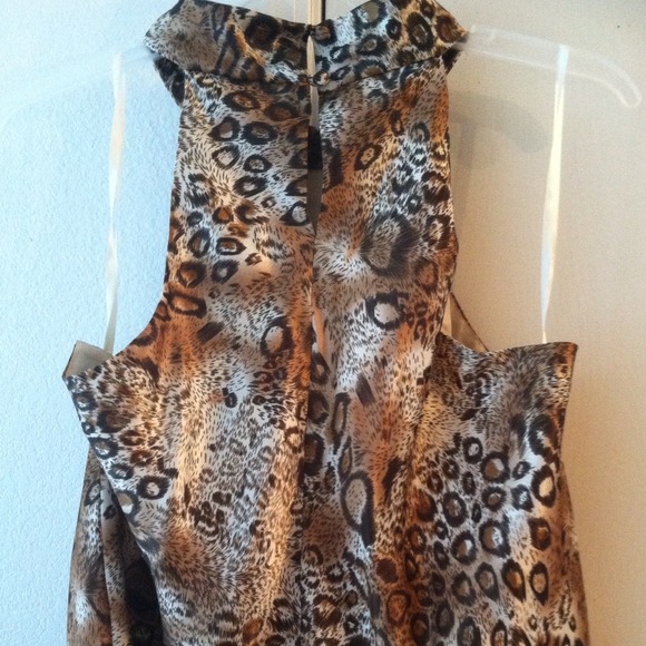 Sleeveless Leopard print blouse - Picture 2 of 2