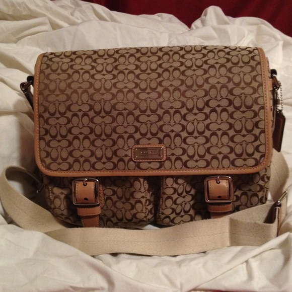 COACH SIGNATURE KHAKI MESSENGER BAG !hold!
