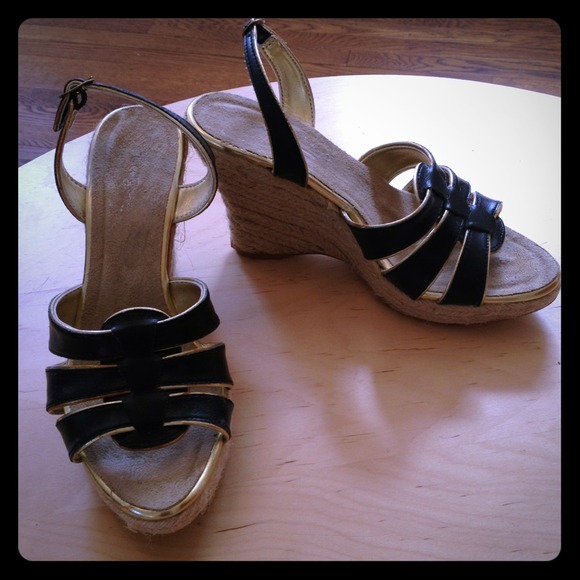 NWT Forever21 Black with gold trim Sandals size 6