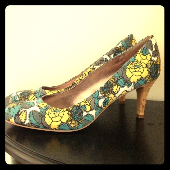Nine West Shoes - Nine West Teal and Yellow Flower Heels