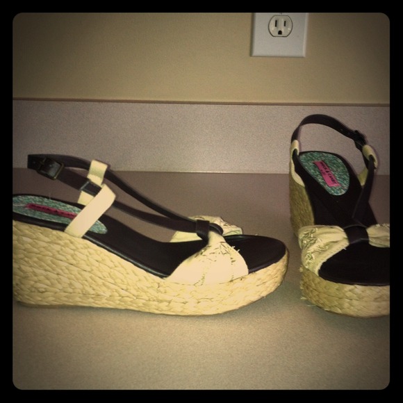**Sold** Shoedazzle Nicky 8