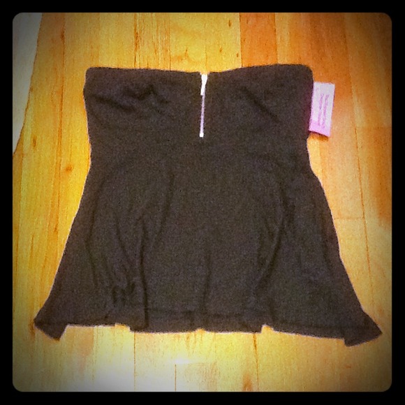 Olive green strapless flowy top.